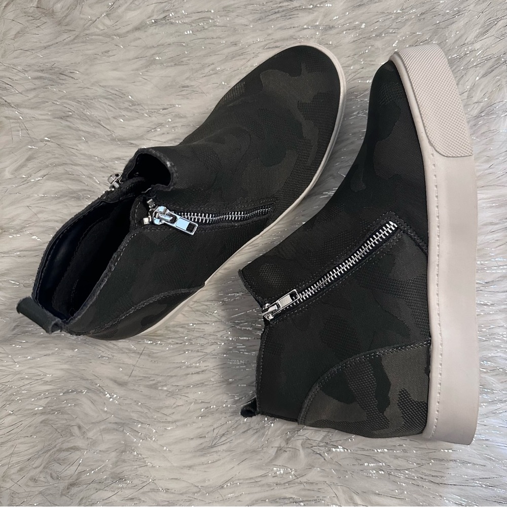 Like New Soda Women's Camouflage Hidden Wedge Zipper Sneakers